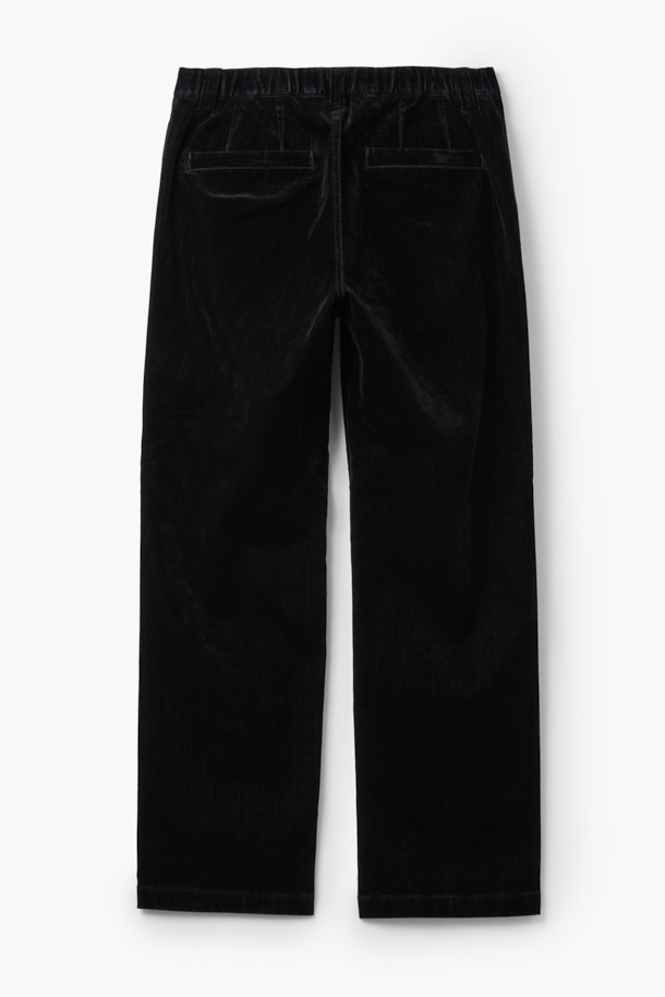 벨벳 데님 컴포트 팬츠(set-up)는 부드러운 촉감의 벨벳 광택이 돋보이는 데님 팬츠입니다. 플로킹 공정으로 제작되어 고급스러운 느낌을 더하며, 바이오 워싱 가공으로 은은한 빈티지함을 살렸습니다. 신축성 있는 스트레치 원단을 사용하여 편안한 착용감을 제공하며, 일자핏과 컴포트핏으로 어떤 스타일에도 잘 어울립니다. 뒷면 밴딩 처리로 활동성을 높였으며, 셋업으로도 활용 가능하여 겨울 데일리룩, 클래식, 미니멀, 캐주얼 스타일을 연출하기 좋습니다. 블랙 색상으로 어떤 상의와 쉽게 매치할 수 있습니다.
