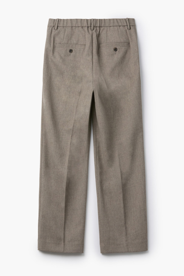 투톤 릴렉스 팬츠 (set-up)는 브라운과 베이지의 투톤 멜란지 컬러가 돋보이는 슬랙스입니다. 가을, 겨울 시즌에 적합하며, 릴랙스핏과 와이드 핏으로 편안한 착용감을 선사합니다. 뒷밴딩 처리와 원턱 디테일로 활동성을 높였으며, 포멀 캐주얼, 클래식, 미니멀 스타일을 즐기는 분들께 추천합니다. 출근룩, 비즈니스 캐주얼, 겨울 데일리룩 등 다양한 TPO에 활용 가능하며, 셋업으로도 연출할 수 있습니다. 스트레치 소재로 제작되어 편안함을 더했습니다.
