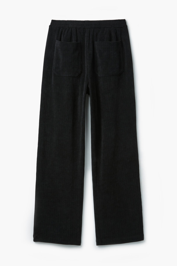 코듀로이 저지 와이드 팬츠 (set-up)는 부드러운 촉감의 코듀로이와 폴리에스테르 혼방 소재로 제작되어 가을과 겨울에 따뜻하게 입을 수 있습니다. 밴딩 허리와 스트링으로 사이즈 조절이 용이하며, 앞판 턱 디테일이 특징입니다. 와이드 핏으로 편안한 착용감을 선사하며, 셋업으로 스타일리시한 연출이 가능합니다. 일상, 동네 마실, 여행 등 다양한 TPO에 활용할 수 있는 캐주얼, 미니멀, 클래식 스타일의 팬츠입니다. 블랙 컬러의 무지 디자인으로 어떤 상의와도 쉽게 매치할 수 있습니다.
