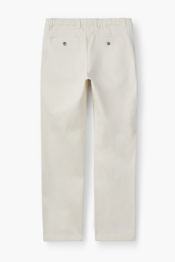 부드러운 브러시드 면 기모 소재로 제작되어 따뜻하고 편안한 착용감을 선사하는 브러시드 데일리 치노 팬츠입니다. 다크그레이와 아이보리 두 가지 색상으로 출시되어, 겨울철 어떤 스타일에도 잘 어울리는 활용도를 자랑합니다. 슬림핏 디자인에 뒷밴딩 처리로 편안함을 더했으며, 피치 가공과 코튼 스트레치 원단으로 활동성을 높였습니다. 미니멀하고 베이직한 디자인으로 겨울 데일리룩, 출근룩, 모임룩 등 다양한 TPO에 매치하기 좋습니다.
