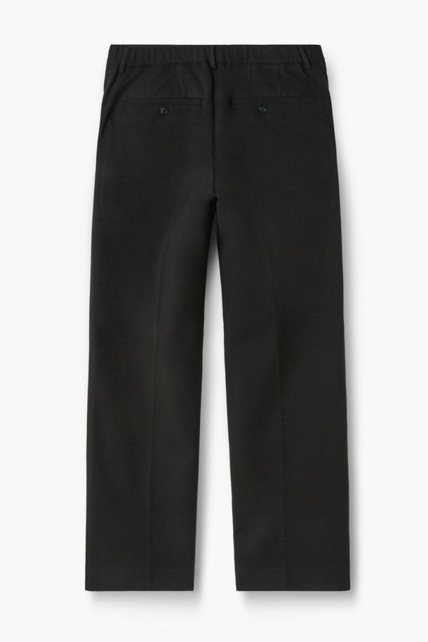 **울블렌디드 스트레이트 팬츠**는 겨울철 포멀하고 시크한 스타일을 완성하는 슬랙스입니다. 부드럽고 포근한 울 소재에 피치 가공을 더해 고급스러운 촉감을 선사하며, 블랙과 카키 두 가지 색상으로 출시되었습니다. 컴포트핏 스트레이트 실루엣과 뒷밴딩, 신축성 있는 소재로 편안한 착용감을 제공합니다. 지퍼 플라이와 버튼 클로저 디테일이 있으며, 데일리룩, 출근룩, 비즈니스 캐주얼, 모임룩 등 다양한 TPO에 활용 가능합니다. 클래식, 미니멀 스타일을 즐기는 분들께 추천합니다.
