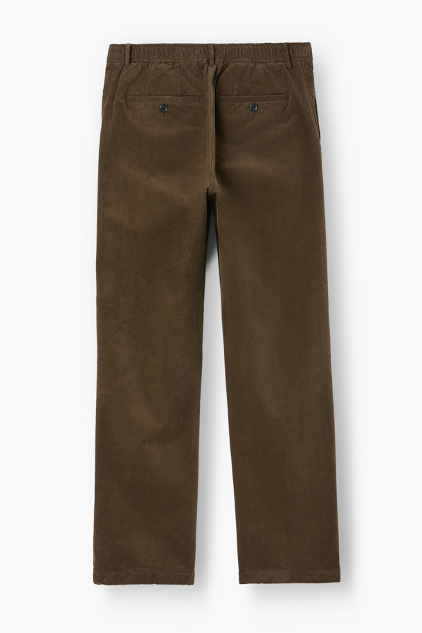 부드러운 브러시드 코튼 소재의 위켄드 팬츠입니다. 겨울 시즌에 적합하며, 베이직하고 캐주얼한 스타일을 연출합니다. 톤 다운된 브라운 컬러의 긴 기장, 테이퍼드 핏으로 세련된 핏을 선사합니다. 뒷면 허리 밴딩과 스트레치 원단으로 편안한 착용감을 제공하며, 원턱 디테일과 입체적인 실루엣으로 완성도를 높였습니다. 데일리룩, 출근룩으로 활용하기 좋은 아이템입니다.
