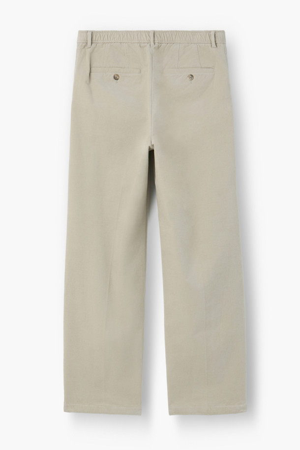 부드러운 브러시드 코튼 소재로 제작되어 포근한 착용감을 선사하는 브러시드 코튼 릴렉스 팬츠입니다. 다크 네이비, 다크 브라운, 라이트 베이지 세 가지 색상으로 출시되어 데일리룩과 비즈니스 캐주얼, 출근룩에 모두 잘 어울립니다. 릴렉스핏과 와이드핏으로 편안함을 강조했으며, 벨벳 터치 가공과 스트레치 원단으로 활동성을 높였습니다. 뒷밴딩 처리와 원턱 디테일, 고밀도 코튼 소재로 완성되어 미니멀, 클래식한 스타일을 연출하기 좋습니다.
