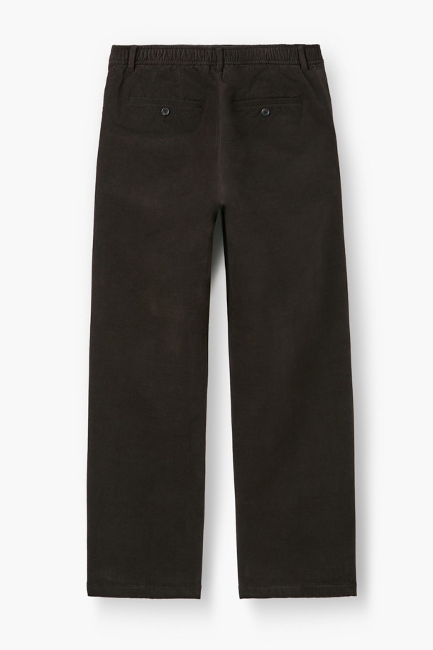 부드러운 벨벳 터치 가공으로 포근한 착용감을 선사하는 브러시드 코튼 릴렉스 팬츠입니다. 다크 네이비, 다크 브라운, 라이트 베이지 세 가지 색상으로 출시되어 데일리룩부터 비즈니스 캐주얼까지 폭넓게 활용 가능합니다. 릴렉스 핏과 와이드 실루엣으로 편안함을 강조했으며, 뒷밴딩 처리로 활동성을 높였습니다. 넉넉한 핏과 원턱 디테일이 멋스러운 스타일을 연출하며, 스트레치 소재를 사용하여 편안한 착용감을 제공합니다. 겨울 시즌, 클래식, 미니멀, 캐주얼 등 다양한 스타일을 즐기기에 좋은 치노 팬츠입니다.
