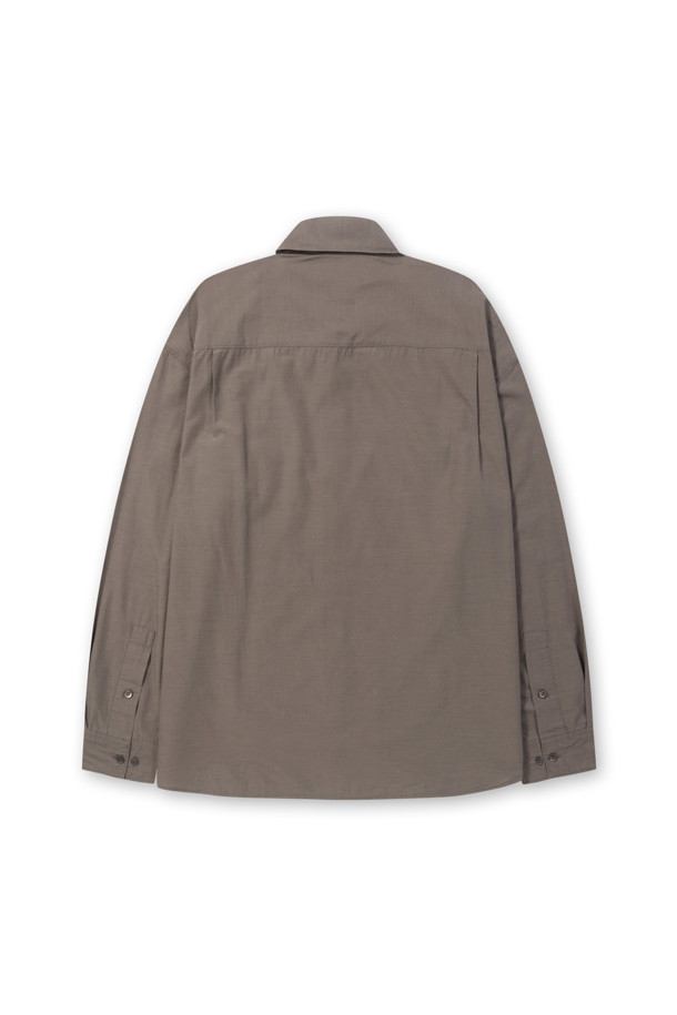 울 블렌디드 오버핏 셔츠는 부드러운 촉감의 울, 코튼, 텐셀 혼방 소재로 제작되어 편안한 착용감을 선사합니다. 다크그레이, 라이트그레이, 브라운 세 가지 색상으로 출시되었으며, 간절기와 초겨울에 적합합니다. 여유로운 핏과 넉넉한 기장감, 간결한 스티치, 미니멀한 디자인이 특징이며, 자연스러운 드레이프가 멋스러운 실루엣을 연출합니다. 출근룩, 비즈니스 캐주얼, 모임룩 등 다양한 TPO에 활용 가능하며, 미니멀, 클래식, 시크 스타일을 즐기는 분들께 추천합니다.
