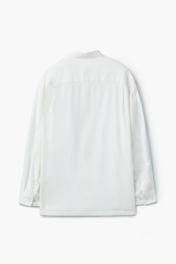 부드러운 촉감의 오버핏 솔리드 셔츠입니다. 면, 레이온, 기모 혼방 소재로 가을, 겨울에 따뜻하게 착용하기 좋습니다. 베이직한 디자인에 무지 패턴으로 어떤 스타일에도 잘 어울리며, 레귤러 기장으로 편안하게 입을 수 있습니다. 데일리 셔츠로, 출근룩이나 가을 나들이룩 등 폭넓게 활용 가능합니다. 브러싱 가공으로 포근함을 더했으며, 미니멀, 클래식, 캐주얼 스타일을 연출하기에 좋습니다. 화이트, 브라운 두 가지 색상으로 만나보세요.
