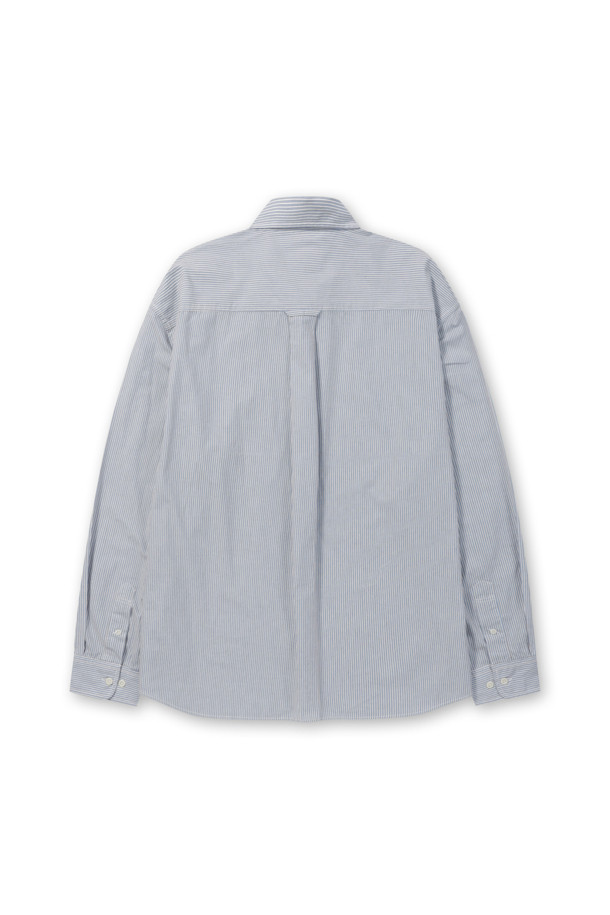 블루와 브라운 컬러의 스트라이프 패턴이 돋보이는 남성용 스트라이프 셔츠입니다. 면 100% 소재로 제작되어 부드러운 촉감을 자랑하며, 사계절 내내 활용 가능한 실용적인 아이템입니다. 클래식과 미니멀 스타일을 동시에 만족시키는 디자인으로, 단정한 어깨선과 오버핏 실루엣이 편안하면서도 세련된 분위기를 연출합니다. 출근룩 및 비즈니스 캐주얼에 적합하며, 이너 또는 단독으로 착용하여 다양한 스타일을 완성할 수 있습니다. 긴 소매 기장의 레귤러 기장으로, 유행을 타지 않는 디자인이 특징입니다.
