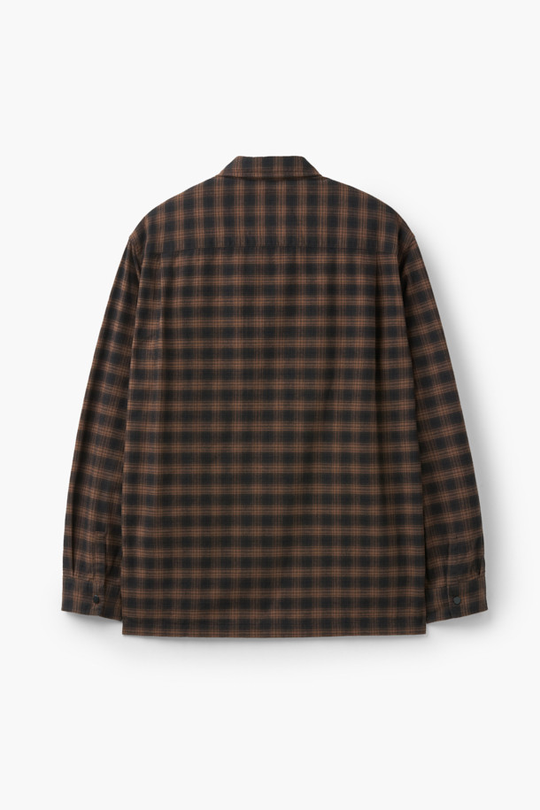 SOMELOS(소메로스) 체크 셔츠는 레드와 브라운 두 가지 컬러로 제공되며, 간절기에 따뜻한 터치감을 선사하는 부드러운 소재의 긴소매 셔츠입니다. 클래식하면서도 세련된 무드를 연출하며, 오버핏으로 제작되어 편안한 착용감을 제공합니다. 브러쉬 가공으로 부드러움을 더했으며, 레이어링이 가능하여 다양한 스타일링을 시도할 수 있습니다. 데이트룩, 가을 나들이룩에 활용하기 좋으며, 캐주얼, 미니멀 스타일을 즐겨 입는 분들께 추천합니다. 아우터로도 활용 가능하여 활용도가 높습니다.
