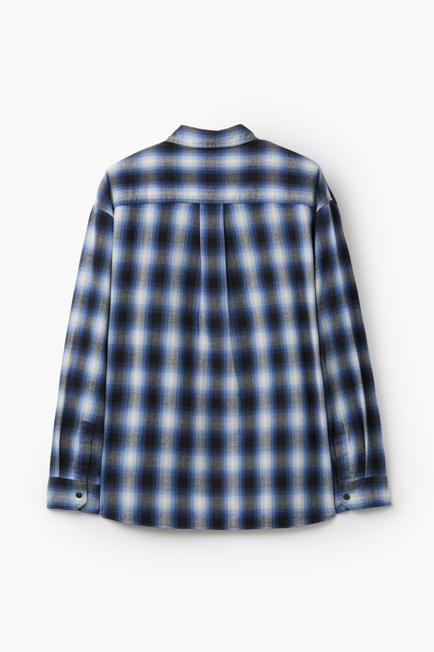 블루 옴브레 체크 셔츠는 부드러운 촉감의 면 100% 소재로 제작되어 가을, 초겨울에 따뜻하게 입을 수 있습니다. 캐주얼 스타일의 오버핏 셔츠로, 브러싱 가공과 기모감으로 포근함을 더했습니다. 셔츠형 아우터로도 활용 가능하며, 체크와 옴브레 패턴이 어우러져 트렌디한 느낌을 줍니다. 가을 나들이룩이나 겨울 데일리룩에 클래식, 미니멀 무드로 연출하기 좋습니다. 긴 소매 기장으로 다양한 스타일링이 가능합니다.
