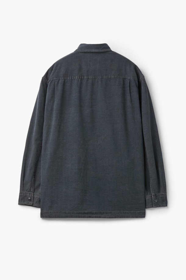 **그레이 워시드 데님 셔츠**는 캐주얼과 미니멀, 클래식 스타일을 아우르는 공용 데님 셔츠입니다. 8oz 데님 원단으로 제작되어 부드러운 촉감을 선사하며, 봄, 가을에 가볍게 걸치기 좋습니다. 오버핏에 칼라 디테일, 긴 소매 기장으로 편안한 착용감을 제공하며, 브라운 스티치 포인트가 돋보입니다. 동네 마실룩에 적합하며, 사이드 포켓과 앞판 포켓으로 실용성을 더했습니다.
