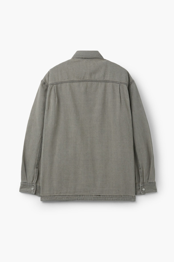 10oz 블랙 데님 소재의 워시드 컬러 데님 셔츠입니다. 오버핏과 루즈핏으로 편안한 착용감을 선사하며, 간절기와 초겨울에 적합한 두꺼운 두께감으로 제작되었습니다. 빈티지 스타일을 살린 워크웨어 디테일과 사이드 포켓, 아웃포켓, 보강 스티치, 리벳 디테일이 특징입니다. 탄탄하면서도 유연한 촉감의 데님 소재로 제작되어 내구성이 뛰어나며, 스냅 버튼 여밈 방식으로 간편하게 착용할 수 있습니다. 가을 나들이룩이나 겨울 데일리룩에 워크웨어, 캐주얼, 미니멀 스타일을 더해 멋을 낼 수 있습니다.
