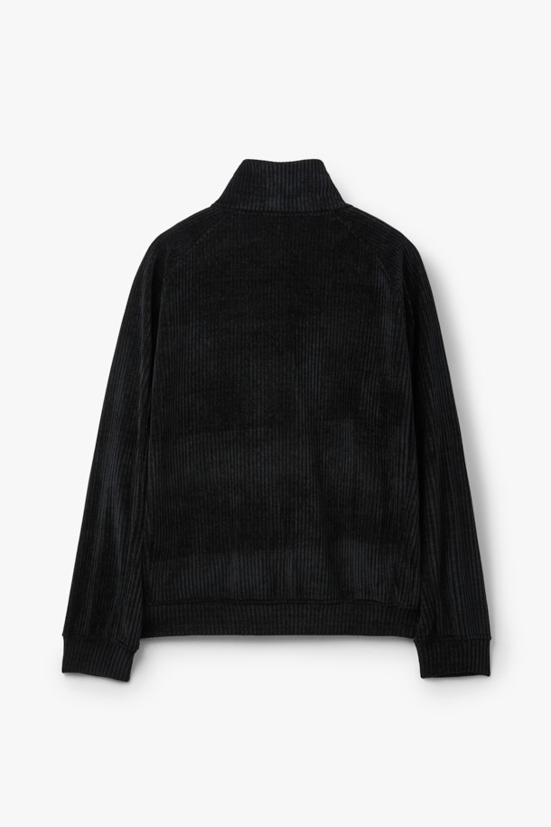 LEOMASTER(레오마스터) 코듀로이 저지 집업은 가을과 겨울 시즌을 위한 미니멀하고 캐주얼한 무드의 상의입니다. 부드러운 촉감의 코듀로이와 저지 소재를 사용했으며, 하이넥 디자인과 은은한 광택감이 특징입니다. 래글런 소매와 블루종 실루엣, 메탈 2WAY 지퍼, 사이드 포켓 디테일로 실용성을 더했습니다. 오버핏으로 편안하게 착용 가능하며, 데일리룩이나 동네 마실룩 등 다양한 TPO에 활용하기 좋습니다. 블랙 컬러의 무지 디자인으로 미니멀, 캐주얼, 클래식 스타일을 모두 소화할 수 있습니다.
