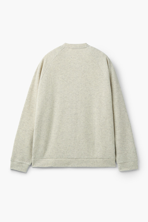 부드러운 울 소재로 제작되어 포근한 착용감을 선사하는 울저지 라운드 가디건입니다. 베이지 색상으로 어떤 룩에도 매치하기 쉬우며, 가을, 겨울 시즌 데일리룩과 카페룩에 활용하기 좋습니다. 미니멀한 스타일을 추구하는 분들께 추천하며, 오버핏 디자인으로 편안한 착용감을 제공합니다. 사이드 포켓과 반래글런 소매 디테일, 블루종 밑단으로 포인트를 더했습니다. 버튼 여밈 방식으로 간편하게 착용할 수 있습니다.
