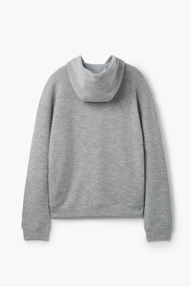 부드러운 울 블렌디드 소재의 후드 티셔츠입니다. 라이트 그레이와 멜란지 두 가지 색상으로 제공되며, 가을, 겨울철 일상에서 캐주얼하게 활용하기 좋습니다. 넉넉한 핏과 니트 짜임으로 편안함을 더하며, 레이어드하여 보온성을 높일 수 있습니다. 데일리룩, 집콕룩, 산책룩 등 다양한 TPO에 맞춰 미니멀하고 클래식한 스타일을 연출해보세요. 관리 또한 용이하여 실용적인 아이템입니다.
