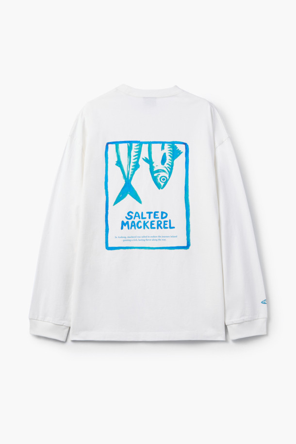 안동 간고등어 그래픽이 돋보이는 캐주얼 티셔츠입니다. 부드러운 면 소재로 제작되어 편안한 착용감을 선사하며, 여유 있는 핏과 드롭 숄더 디자인으로 편안한 활동성을 보장합니다. 다크네이비와 화이트 두 가지 색상으로 출시되었으며, 엔자임 및 실리콘 가공을 통해 형태 유지 및 부드러운 촉감을 더했습니다. 등판에는 안동 간고등어 아트워크 나염 프린팅이 적용되어 감각적인 디자인을 완성했습니다. 동네 마실룩, 여행룩 등 다양한 TPO에 미니멀하고 클래식한 스타일로 활용하기 좋습니다.
