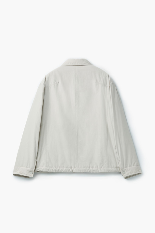 일상과 출근룩에 모두 잘 어울리는 셔츠형 패디드 점퍼입니다. 면과 나일론 혼방 소재로 제작되어 부드러운 촉감과 가벼운 착용감을 선사하며, 초겨울 날씨에 적합합니다. 셔츠 디자인에 히든 플래킷과 스냅 버튼 여밈 방식을 적용하여 클래식하고 미니멀한 스타일을 연출합니다. 독일 프라우덴사의 comfortemp 패딩 충전재와 생활 방수 기능, 드로우스트링 밑단, 큼직한 전면 포켓, 카라 디자인, 다트와 패널 디테일 등 다양한 특징을 갖추었습니다. 여유 있는 핏으로 편안함까지 더했습니다.
