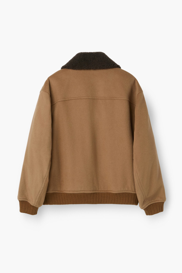 탈부착 퍼 카라 FUR (퍼) 디테쳐블 울 블루종 점퍼는 부드러운 메리노울과 울 소재로 제작되어 겨울철에도 따뜻하게 착용할 수 있습니다. 숏 기장의 볼륨감 있는 핏과 집업 여밈 방식으로 편안함을 더했으며, 클래식과 캐주얼 스타일 모두 소화 가능한 디자인입니다. 퀄팅 안감과 패딩 충전재는 보온성을 높이고, 니트 소매단과 밑단 마감으로 안정적인 착용감을 제공합니다. 은은한 광택감이 매력적인 이 블루종은 탈부착 가능한 퍼 카라로 다양한 스타일을 연출할 수 있습니다.
