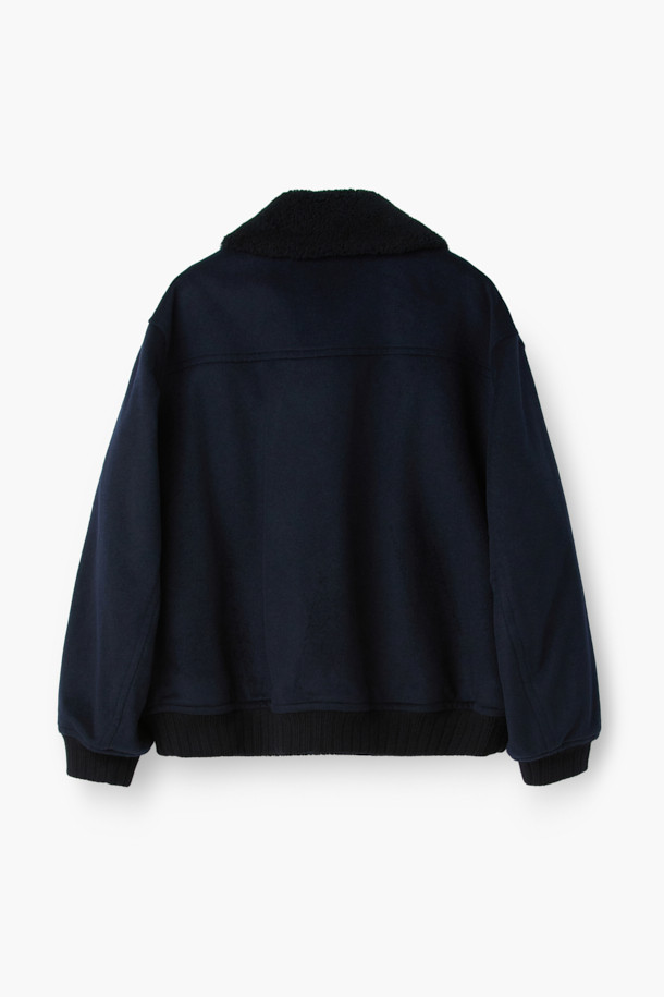 FUR 디테쳐블 울 블루종 점퍼는 클래식한 무드의 겨울철 남성 아우터입니다. 네이비 컬러의 숏 기장 블루종으로, 탈부착 가능한 FUR(퍼) 디테쳐블 카라가 특징입니다. 보온성을 높여주는 퀄팅 안감과 패딩 안감, 부드러운 촉감의 울 소재를 사용하여 제작되었습니다. 니트 소매단과 밑단 마감으로 편안함을 더했으며, 집업 스타일과 루즈핏으로 출근룩과 비즈니스 캐주얼에 활용하기 좋습니다.
