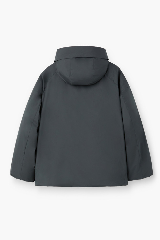 미니멀한 디자인의 논퀼팅 숏 후드 다운입니다. 부드러운 촉감의 폴리에스테르 소재로 제작되어 편안한 착용감을 선사하며, 겨울철 보온을 책임집니다. 80% 다운, 20% 깃털 충전재와 700~750 필파워로 뛰어난 보온성을 제공하며, 방풍 기능으로 외부의 찬 바람을 효과적으로 막아줍니다. TORAY(토레이)사 원단을 사용하여 자외선 차단 및 속건 기능까지 갖췄으며, 오버핏으로 제작되어 편안한 활동성을 보장합니다. 출근룩, 여행룩 등 다양한 TPO에 활용할 수 있으며, 지퍼와 스냅 여밈 방식, 히든 플래킷, 니트 소매 안감, 스트링 밑단 디테일로 완성도를 높였습니다.
