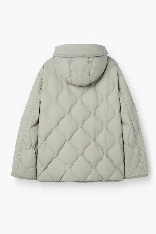 가볍고 따뜻한 경량 퀼팅 후드 다운 점퍼입니다. 겉감은 바스락거리는 나일론 소재, 안감은 부드러운 촉감으로 편안한 착용감을 선사합니다. 머스코비 다운 (솜털 80%, 깃털 20%) 충전재와 700-750 필파워로 뛰어난 보온성을 제공하며, 방풍 기능으로 야외 활동 시에도 쾌적함을 유지해 줍니다. 숏 기장의 루즈핏으로 캐주얼 스타일을 연출하기 좋으며, 후드, 퀼팅, 드로우스트링, 아웃포켓 등의 디테일이 돋보입니다. 여행룩, 캠핑룩, 등산룩 또는 캐주얼, 고프코어, 미니멀 스타일로 다양하게 활용할 수 있습니다.
