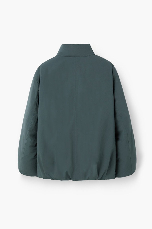 세련된 숄 카라 디자인이 돋보이는 여성 숏 다운입니다. 그린 컬러의 무지 디자인으로 모던하고 미니멀한 스타일을 연출하며, 겨울철 출근룩과 여행룩에 활용하기 좋습니다. 80% 다운, 20% 깃털 충전재와 700~750 필파워로 뛰어난 보온성을 제공하며, DAIICHI ORIMONO사의 고기능성 원단으로 방풍 및 발수 기능까지 갖췄습니다. 오버핏과 코쿤핏의 편안한 착용감, 히든 스냅 여밈과 방풍 리브 소매 디테일이 돋보이는 숏 다운으로, 쌀쌀한 날씨에도 따뜻하고 스타일리시하게 연출해보세요.
