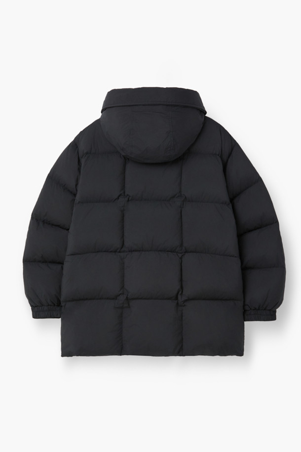 쌀쌀한 겨울 날씨에도 따뜻하고 스타일리시하게 연출할 수 있는 퀼팅 후드 미들 다운입니다. 블랙 컬러의 무지 디자인으로 어떤 스타일에도 쉽게 매치할 수 있으며, 캐주얼, 미니멀, 고프코어 스타일을 즐겨 입는 분들께 추천합니다. 넉넉한 루즈핏으로 편안한 착용감을 선사하며, 나일론 소재와 80% 다운, 20% 깃털 충전재, 머스코비 다운(700~750 필파워)으로 뛰어난 보온성을 제공합니다. 퀼팅 디자인, 드로우스트링, 투웨이 지퍼, 여러 개의 포켓 등 실용적인 디테일이 돋보이며, 여행룩, 캠핑룩 등 다양한 TPO에 활용 가능합니다. 초크 왁스 가공과 가먼트 워싱으로 은은한 멋을 더했습니다.
