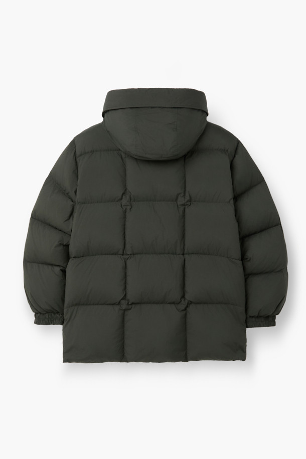 겨울철 캐주얼 스타일을 완성할 퀼팅 후드 미들 다운입니다. 드라이하고 매트한 질감의 나일론 소재로 제작되었으며, 퀼팅 디자인이 돋보입니다. 700~750 필파워의 머스코비 다운(다운 80%, 깃털 20%) 충전재로 보온성을 높였으며, 루즈핏으로 편안하게 착용 가능합니다. 투웨이 지퍼, 드로우스트링, 양옆 투웨이 포켓, 내부 인포켓, 하단 보조 포켓 등 실용적인 디테일을 더했습니다. 출근룩, 여행룩 등 다양한 TPO에 활용 가능하며, 미니멀, 클래식 스타일을 즐겨 입는 분들께 추천합니다.
