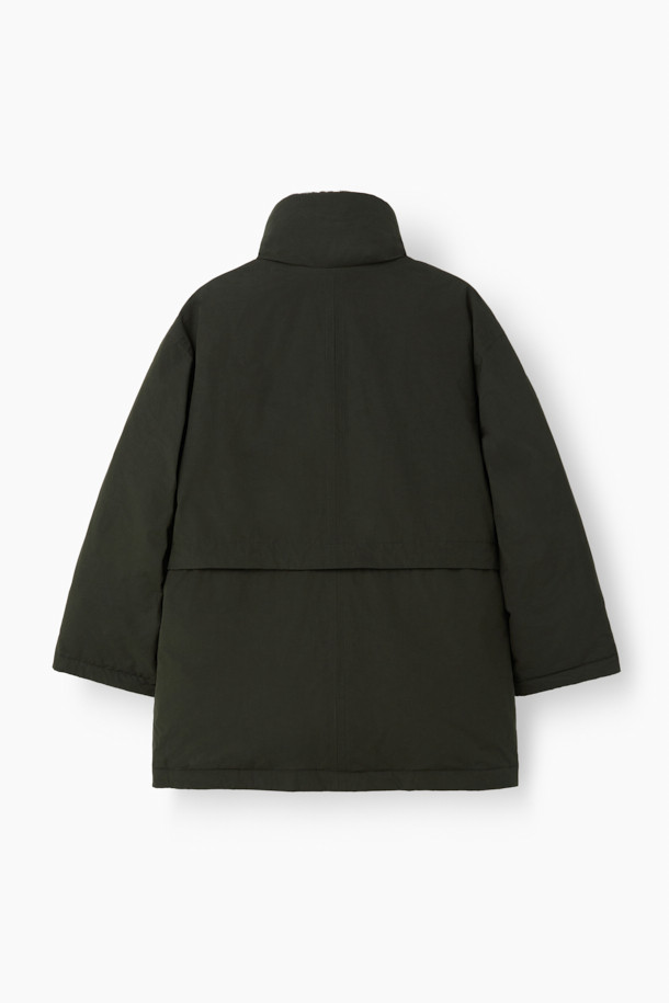 세련된 무드의 하이넥 FUR (퍼) 미들 다운입니다. 클래식하고 미니멀한 스타일로, 일상과 출근, 여행 등 다양한 TPO (티피오)에 활용하기 좋습니다. 방풍, 발수, 보온 기능으로 혹독한 겨울 추위에도 끄떡없으며, 왁스 코팅 처리된 나일론 소재로 고급스러움을 더했습니다. 머스코비 다운(700~750 필파워)과 다운 80%, 깃털 20% 충전재, 페이크 퍼 배색, 소뿔 단추, 허리 스트링 디테일로 보온성과 스타일을 동시에 잡았습니다.
