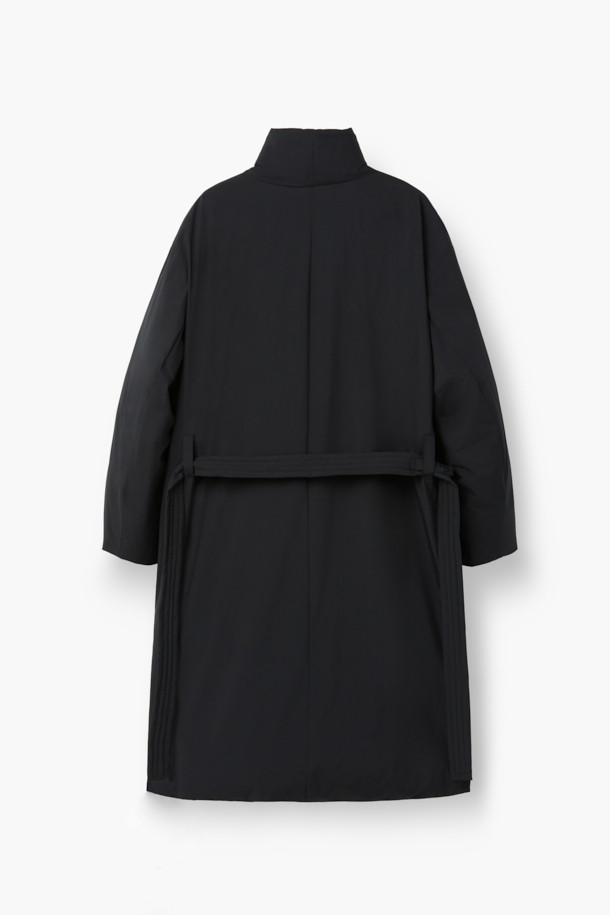 숄카라 롱 로브 다운은 쌀쌀한 겨울 날씨에도 따뜻하고 스타일리시하게 연출할 수 있는 아우터입니다. 클래식한 무드의 무지 디자인으로, 출근룩과 미니멀한 스타일 모두에 잘 어울립니다. 머스코비 다운 80%, 깃털 20% 충전재에 700~750 필파워로 뛰어난 보온성을 자랑하며, 2LAYER 방풍/방수 코팅으로 외부로부터의 보호 기능을 더했습니다. 부드러운 촉감의 폴리에스테르 소재에 숄카라 디자인, 롱 기장, 탈부착 허리벨트, 니트 리브 소맷단, 그리고 웰트 포켓으로 실용성과 디자인을 모두 갖추었습니다. 오버핏으로 편안한 착용감을 선사하며, 방풍, 방수, 보온, 경량 기능으로 겨울철 당신의 따뜻함을 책임져 줄 것입니다.
