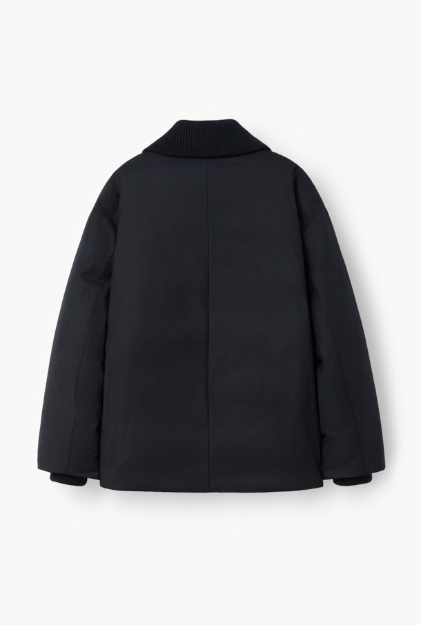 로로피아나(Loro Piana) 패브릭 미들 다운 점퍼는 포멀과 캐주얼 스타일을 아우르는 블랙 컬러의 겨울철 필수 아우터입니다. 울과 나일론 혼방 소재로 제작되어 부드러운 촉감과 뛰어난 보온성을 제공하며, 방수 및 방풍 기능을 갖춰 여행이나 일상생활에서 활용하기 좋습니다. 릴랙스핏과 오버핏으로 편안한 착용감을 선사하며, 구스다운 90%와 깃털 10%의 충전재, 필파워 650~700으로 뛰어난 보온성을 자랑합니다. 울 리브 니트 카라와 소매, 히든 스냅 여밈, 배색 테이프 디테일이 고급스러움을 더합니다.
