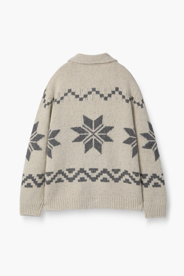 **오버핏 코위찬 알파카 니트 가디건**

겨울 데일리룩을 위한 오버핏 코위찬 알파카 니트 가디건입니다. 베이지와 그레이 두 가지 색상으로 출시되었으며, 1.5게이지 헤비 게이지 니트로 제작되어 보온성을 높였습니다. 울, 알파카, 나일론 혼방 소재로 부드러운 촉감을 선사하며, 전면 포켓과 지퍼형 여밈으로 실용성을 더했습니다. 클래식과 모던 스타일을 아우르며, 볼륨감 있는 오버핏 실루엣이 특징입니다. 자카드 코위찬 패턴이 돋보이는 니트 가디건으로, 겨울철 따뜻하고 스타일리시한 룩을 완성해보세요.
