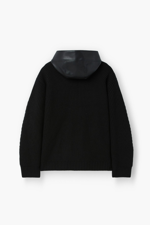 추운 겨울, 당신의 스타일을 책임질 디테쳐블 후드 니트 가디건입니다. 울 100% 소재로 제작되어 뛰어난 보온성과 부드러운 촉감을 선사하며, 레귤러 핏으로 편안한 착용감을 제공합니다. 후드 탈부착이 가능하여 다양한 스타일 연출이 용이하며, 페이크 레더 포켓 디테일이 돋보입니다. 블랙 컬러의 무지 디자인으로 클래식, 미니멀, 캐주얼 등 어떤 스타일에도 매치하기 좋으며, 출근룩과 모임룩에 모두 활용 가능합니다. 집업 방식으로 간편하게 착용할 수 있으며, 안감은 스트레치 소재로 활동성을 더했습니다.
