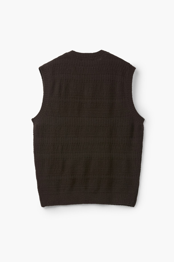 부클 크로쉐 브이넥 니트 베스트는 미니멀하고 베이직한 스타일을 추구하는 남성을 위한 가을, 겨울 필수 아이템입니다. 멜란지 톤의 브라운 컬러에 부드러운 울 소재, 두꺼운 두께감으로 포근함을 선사하며, 여유로운 루즈핏과 크로쉐 무늬가 특징입니다. 브이넥 디자인은 레이어드 스타일링을 용이하게 하며, 구조감 있는 실루엣으로 세련된 룩을 연출합니다. 데이트룩, 모임룩은 물론 겨울 데일리룩까지 폭넓게 활용 가능합니다. 
