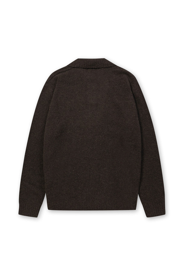 부클 티에리 니트 풀오버는 울 소재로 제작되어 부드러운 촉감을 선사하며, 가을과 겨울에 따뜻하게 착용하기 좋습니다. 세미 오버핏으로 편안한 착용감을 제공하며, 멜란지톤 브라운 컬러와 입체적인 부클 텍스처가 고급스러운 분위기를 연출합니다. 카라넥 디자인과 2버튼 플라켓 디테일이 클래식한 무드를 더하며, 리브 조직 마감으로 깔끔하게 마무리되었습니다. 데일리룩, 포멀룩, 오피스룩, 비즈니스 캐주얼 등 다양한 TPO에 활용 가능한 베이직 & 클래식 스타일의 니트입니다.
