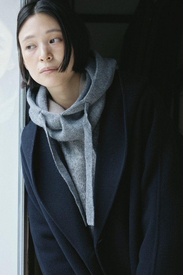 [epigram 여성] 울캐시 블렌드 후드코트는 울과 캐시미어 혼방 소재로 제작되어 부드러운 촉감과 뛰어난 보온성을 자랑합니다. 숄칼라와 후드 디자인이 세련된 멋을 더하며, 데일리룩과 포멀룩 모두 소화 가능한 활용도를 갖췄습니다. 네이비 컬러의 무지 디자인에 더블 버튼 여밈 방식과 루즈핏으로 클래식하면서도 캐주얼한 스타일을 연출합니다. 핸드메이드 봉제와 히든 포켓 디테일로 고급스러움을 더한 하프 기장의 겨울 아우터입니다. 출근룩, 모임룩, 데이트룩 등 다양한 TPO에 맞춰 미니멀하고 클래식한 스타일을 완성해보세요.
