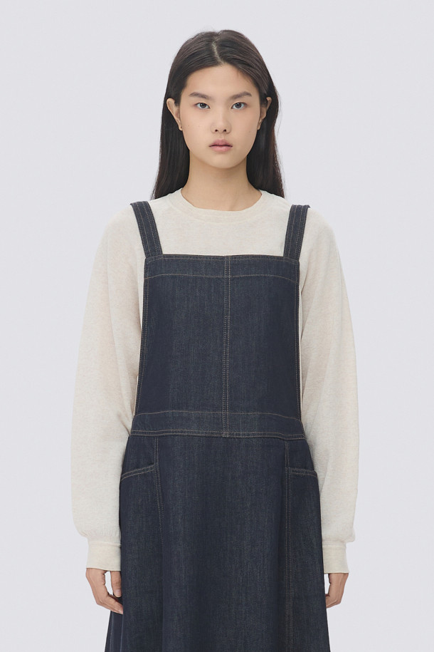 [epigram(에피그램) 여성] 논페이드 데님 오버롤 원피스는 캐주얼하고 미니멀한 스타일의 데님 오버롤 원피스입니다. 논페이드 생지 데님 소재로 제작되어 이염을 방지하며, 뻣뻣한 촉감이 특징입니다. A라인과 플레어 핏으로 여성스러운 실루엣을 연출하며, 어깨 끈 조절과 버클 장식으로 편안하게 착용할 수 있습니다. 뒷면 지퍼 디테일로 간편하게 탈착 가능하며, 네이비 컬러의 무지 디자인으로 어떤 옷에도 쉽게 매치할 수 있습니다. 동네 마실룩이나 쇼핑룩에 활용하기 좋습니다.
