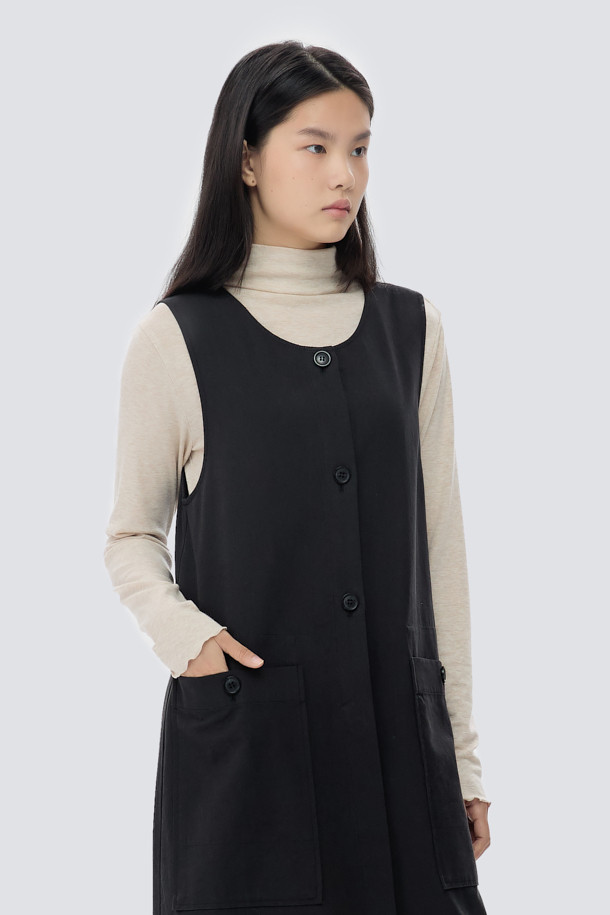 [epigram 여성] 레이어드 버튼 원피스는 간절기와 사계절 모두 활용 가능한 데일리 원피스입니다. 심플하고 미니멀한 블랙 컬러의 코튼 혼방 소재로 제작되어 탄탄한 촉감을 자랑하며, 여유 있는 A라인 핏으로 편안하게 착용할 수 있습니다. 라운드넥 디자인에 앞면 전체 버튼 여밈, 와이드 아웃포켓, 무릎을 덮는 기장감으로 실용성을 더했습니다. 레이어드 스타일 연출이 가능하여 카페룩, 쇼핑룩 등 다양한 TPO에 맞춰 미니멀, 클래식, 캐주얼 무드로 스타일링할 수 있습니다.
