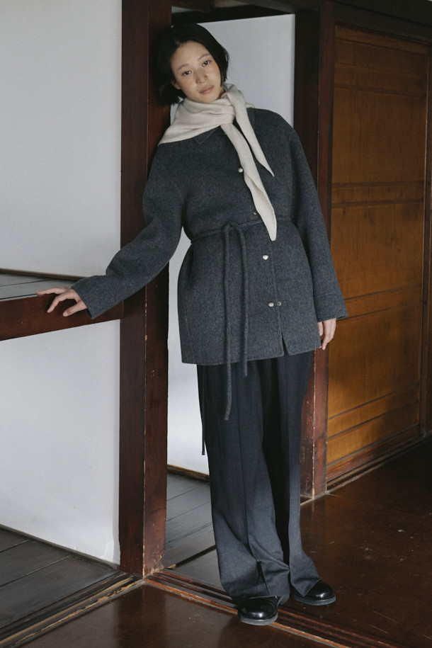 [epigram 여성] 스트랩 울 재킷은 가을과 겨울, 오피스룩과 모임룩, 출근룩에 어울리는 여성용 아우터입니다. 클래식하고 미니멀한 스타일을 추구하는 분들께 적합하며, 부드러운 울 소재와 두꺼운 두께로 따뜻함을 선사합니다. 허리 스트랩으로 허리 라인을 강조할 수 있으며, 힙을 덮는 미디엄 기장과 핸드메이드 마감, 드롭숄더 디자인이 특징입니다. 안감 처리가 되어 있어 편안한 착용감을 느낄 수 있으며, 스냅 여밈 방식에 긴 소매로 디자인되었습니다. 그레이 컬러의 무지 패턴으로 다양한 스타일 연출이 용이합니다.
