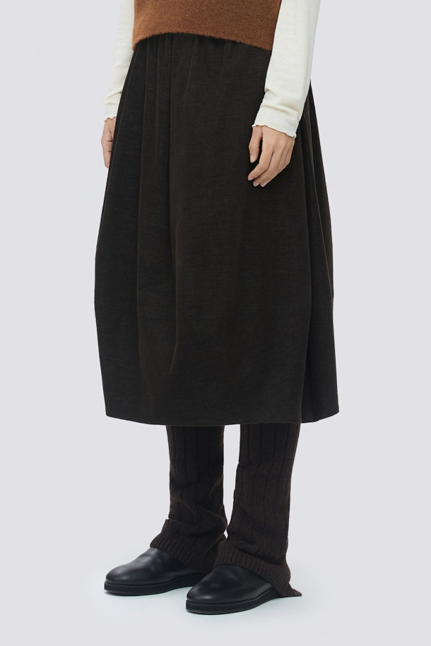 [epigram여성] 코쿤 볼륨 스커트 (set-up)는 모던하고 유니크한 스타일을 연출하는 여성용 코쿤 스커트입니다. 간절기와 겨울에 착용하기 좋으며, 블랙 컬러의 무지 디자인으로 어떤 상의와도 쉽게 매치할 수 있습니다. 풀 밴딩, 사이드 지퍼, 스냅 여밈, 양쪽 포켓, 절개 라인, 사선 주름 디테일이 돋보이며, 볼륨 핏과 풀 스커트 타입으로 편안하면서도 스타일리시한 룩을 완성합니다. 셋업으로 다양한 스타일을 연출할 수 있으며, 겨울 데일리룩, 모임룩, 출근룩 등 TPO에 맞춰 미니멀, 클래식, 시크한 분위기를 낼 수 있습니다.
