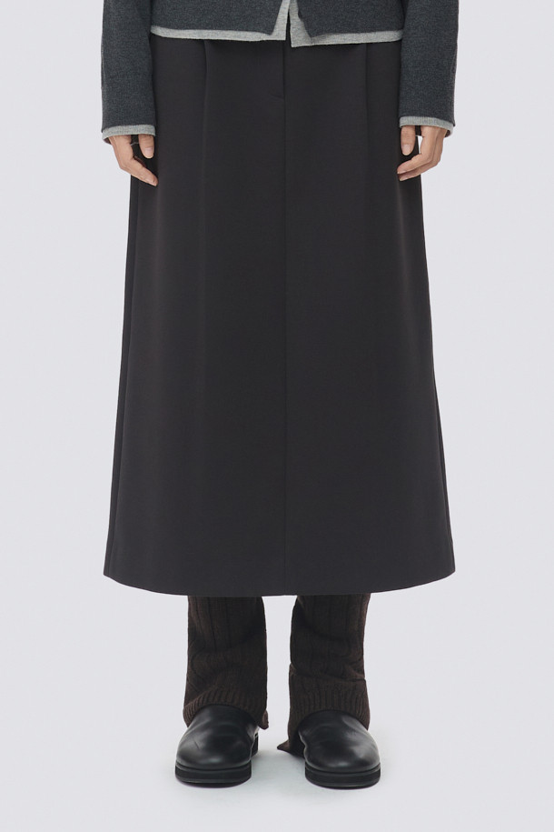 [epigram여성] 저지 맥시 스커트는 모던하고 미니멀한 스타일을 추구하는 여성들을 위한 사계절용 스커트입니다. 부드러운 촉감의 면, 폴리에스테르, 스판덱스 혼방의 이중 조직감 저지 소재(더블니트)로 제작되어 편안한 착용감을 선사합니다. 앞판 원턱 디테일과 허리 뒷면 밴딩, 루즈핏 코쿤 실루엣으로 세련된 핏을 연출하며, 뒷면 밑단 슬릿과 사이드 포켓, 더블 벨트고리로 실용성을 더했습니다. 데이트룩, 카페룩, 미니멀, 클래식, 시크 스타일을 완성하는 블랙 컬러의 맥시 스커트입니다.
