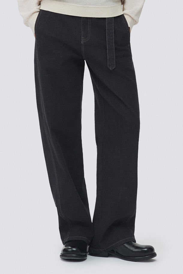 [epigram 여성] 논페이드 커브드 데님 팬츠는 도시적이고 세련된 스타일을 추구하는 여성들을 위한 데님 팬츠입니다. 인디고 컬러의 긴 기장으로, 사계절 내내 활용 가능하며, 부드러운 촉감의 데님 소재로 편안한 착용감을 선사합니다. 하이웨이스트 디자인과 아웃심 곡선 절개, 입체 핏으로 다리 라인을 더욱 돋보이게 합니다. YKK 지퍼, 후크/단추 여밈, 더블 스티치, 논페이드 원단, 스판 혼용, 벨트 옵션, 한지 와펜 디테일 등 섬세한 디테일이 돋보이는 아이템입니다. 시크, 미니멀, 클래식한 스타일을 즐겨 입는 분들께 데이트룩, 쇼핑룩으로 추천합니다.
