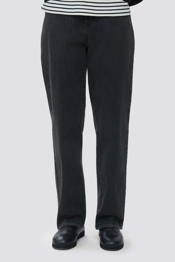 [epigram 여성] 테이퍼드 배기핏 데님 팬츠는 다크 그레이 컬러로, 캐주얼 스타일을 연출하기 좋은 데님 팬츠입니다. 허리 뒷면 밴딩으로 편안한 착용감을 제공하며, 롤업하여 다양한 스타일을 연출할 수 있습니다. 캣 브러쉬 워싱과 사이드 절개 디테일이 돋보이며, 에피그램 로고 버튼과 YKK 지퍼로 마감하여 완성도를 높였습니다. 테이퍼드와 배기핏의 조화로 트렌디하면서도 편안한 핏을 선사하며, 사계절 내내 활용 가능한 아이템입니다. 동네 마실룩, 쇼핑룩, 여행룩 등 다양한 TPO에 맞춰 미니멀하고 클래식한 스타일을 연출해보세요.
