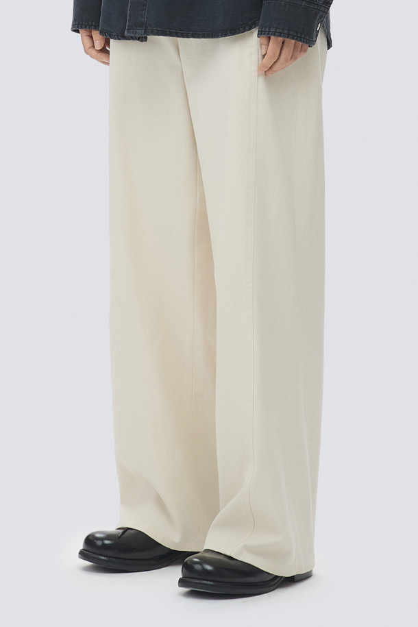 [epigram여성] 코튼 배럴레그 팬츠(Set-up)는 부드러운 면, 스판덱스 혼방 소재로 제작되어 편안한 착용감을 선사합니다. 아이보리 컬러의 무지 디자인에 얇은 두께감으로 봄, 여름, 가을 시즌에 활용하기 좋습니다. 배기핏과 루즈핏의 넉넉한 핏으로 활동성을 높였으며, 허리 밴딩과 절개 라인 디테일로 디자인 포인트를 더했습니다. 맥시 기장으로 캐주얼, 미니멀, 클래식 스타일을 연출하며, 동네 마실룩이나 카페룩으로 제격입니다.
