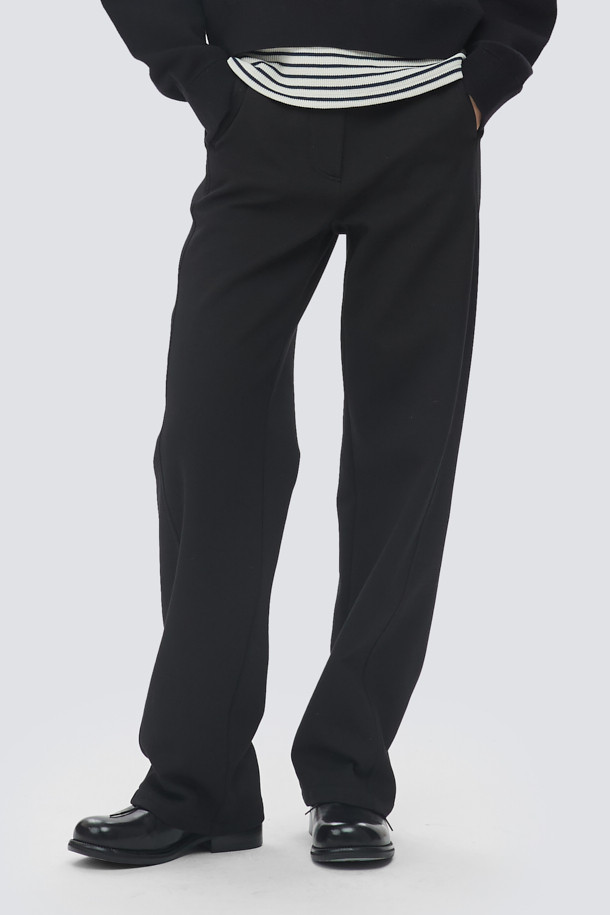 [epigram여성] 스트레이트 저지 팬츠는 부드러운 촉감의 면, 폴리에스테르, 스판덱스 혼방 소재로 제작되어 편안한 착용감을 선사합니다. 사계절 내내 활용 가능한 베이직하고 캐주얼한 스타일의 긴바지로, 밴딩 처리된 허리와 슬림핏 스트레이트 핏이 특징입니다.  더블니트 저지 원단을 사용하여 내구성을 높였으며, 사이드 라인 절개와 사이드 및 힙 포켓 디테일로 포인트를 더했습니다.  일상, 집콕, 여행 등 다양한 TPO에 맞춰 캐주얼, 미니멀, 클래식 스타일로 연출하기 좋습니다.  epigram 브랜드 라벨이 부착되어 있습니다.
