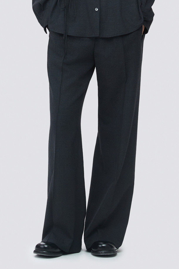 [epigram 여성] 울 와이드 팬츠는 가을, 겨울 시즌에 어울리는 여성용 바지입니다. 모던하고 베이직한 스타일로, 출근룩, 오피스룩, 겨울 데일리룩에 활용하기 좋습니다. 부드러운 울 소재와 폴리우레탄 혼방으로 제작되어 편안한 착용감을 선사하며, 루즈핏 와이드 실루엣으로 스타일리시함을 더했습니다. 핀턱 디테일과 사이드 포켓, 내부 스트링, 밴딩 처리로 실용성을 높였으며, 셋업으로도 연출 가능합니다. 차분한 그레이 컬러에 무지 패턴으로 클래식, 미니멀, 시크한 분위기를 연출해 보세요.
