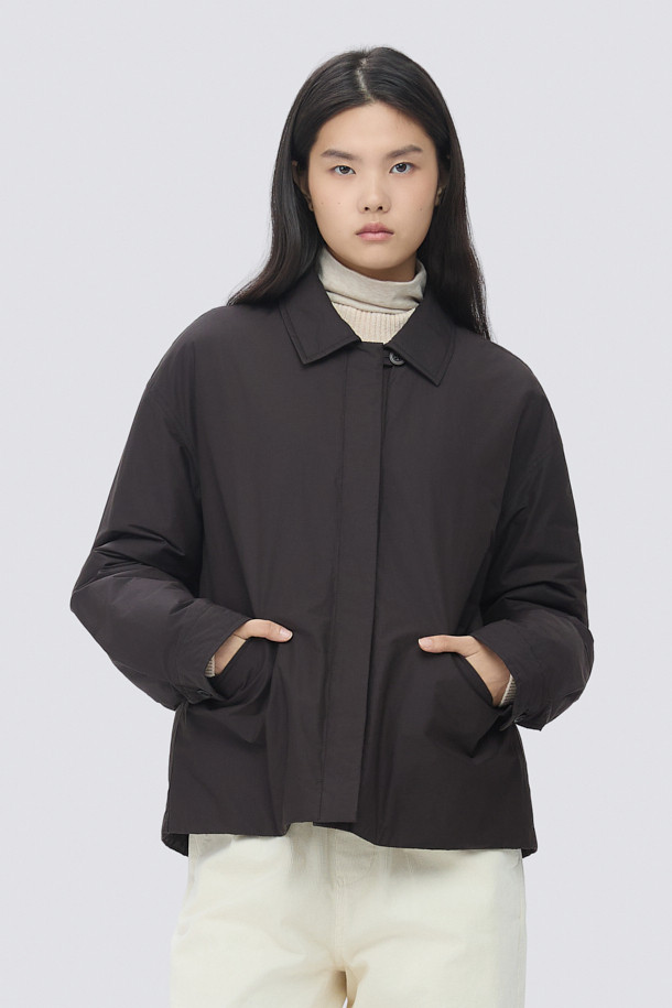 [epigram여성] 경량 패디드 셔켓은 간절기에 활용하기 좋은 여성 아우터입니다. 미니멀하고 베이직한 스타일로, 데이트룩과 카페룩에 잘 어울립니다. 블랙 컬러의 무지 디자인이며, 얇은 두께감과 부드러운 촉감의 코튼, 나일론 혼방 소재로 제작되었습니다. 히든 버튼 여밈 방식의 세미 드롭 숄더 핏이며, 경량 패딩 안감과 친환경 리사이클 충전재 Comfortemp® 1.4oz를 사용하여 보온성을 높였습니다. 세로 퀼팅, 드로우스트링 밑단, 사이드 입술 포켓, 가먼트 워싱 처리 등의 디테일이 돋보입니다.
