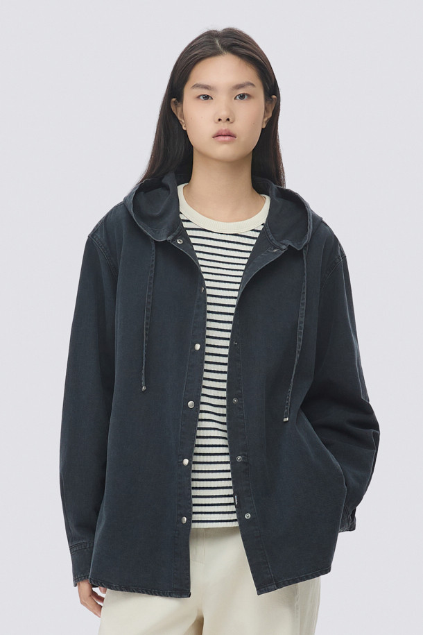 [epigram(에피그램) 여성] 그레이 후드 데님셔켓은 간절기와 겨울철에 안성맞춤인 캐주얼 스타일의 셔켓입니다. 부드러운 촉감의 데님 소재에 다크 그레이 컬러, 루즈핏으로 편안한 착용감을 선사합니다. 힙 기장의 무지 디자인으로, 세미 드롭 숄더와 사이드 포켓, 스트링, 금속 팁 장식, 더블 스티치 마감 등의 디테일이 돋보입니다. 후드 디자인과 긴 소매로 보온성을 더하며, 스냅 여밈 방식으로 간편하게 착용할 수 있습니다. 동네 마실룩이나 겨울 데일리룩에 미니멀하고 클래식한 무드로 연출해보세요.
