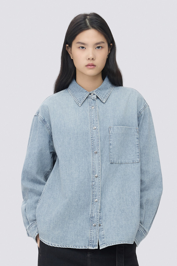 [epigram(에피그램) 여성] 인디고 데님 셔켓은 빈티지한 무드의 여성 의류입니다. 가볍고 부드러운 데님 소재로 제작되었으며, 루즈핏으로 편안한 착용감을 선사합니다. 셔츠 칼라와 긴 소매, 가슴 아웃포켓과 사이드 포켓으로 실용성을 더했으며, 브러쉬 워싱, 더블 스티치, 세미 드롭 숄더, 뒷판 턱 디테일 등 섬세한 디테일이 돋보입니다. 간절기 및 겨울철, 동네 마실룩이나 데일리룩으로 캐주얼하고 클래식하게 연출하기 좋습니다. 스냅 여밈 방식으로 간편하게 착용할 수 있습니다.
