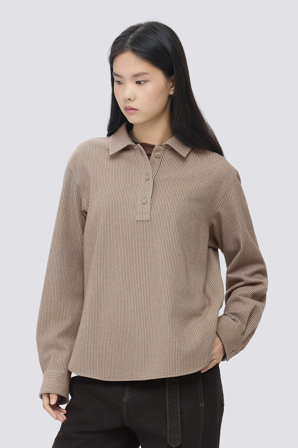 [epigram(에피그램) 여성] 플란넬 스트라이프 셔츠는 부드러운 플란넬 소재로 제작되어 겨울철에도 따뜻하게 착용할 수 있습니다. 멜란지 브라운과 화이트 컬러의 스트라이프 패턴이 베이직하면서도 클래식한 분위기를 연출합니다. 루즈핏으로 편안함을 더하고, 긴소매와 칼라 디자인으로 포멀한 느낌을 줍니다. 반오픈 스타일과 싸개 단추 마감, 뒷면 셔링 디테일이 돋보이며, 겨울 데일리룩이나 카페룩에 잘 어울립니다.
