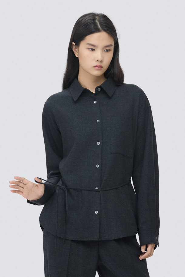 [epigram 여성] 울 스트랩 셔츠 (Set-up)는 간절기, 겨울 시즌에 착용하기 좋은 여성 셔츠입니다. 부드러운 울 소재로 제작되어 따뜻하고 포근한 착용감을 선사하며, 루즈핏에 셔츠 칼라 디자인으로 편안하면서도 세련된 느낌을 줍니다. 블랙 컬러에 무지 패턴으로 미니멀하고 베이직한 스타일을 연출하며, 드롭숄더와 긴소매, 스트링 디테일, 가슴 아웃포켓, 가죽 팁 장식으로 포인트를 더했습니다. 출근룩, 겨울 데일리룩, 모임룩 등 다양한 TPO에 활용 가능하며, 클래식, 미니멀, 시크 무드를 즐기는 분들께 추천합니다. 세트업으로도 활용하여 더욱 스타일리시하게 연출할 수 있습니다.
